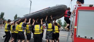 帶上沖鋒舟，大家一起風(fēng)雨同舟！